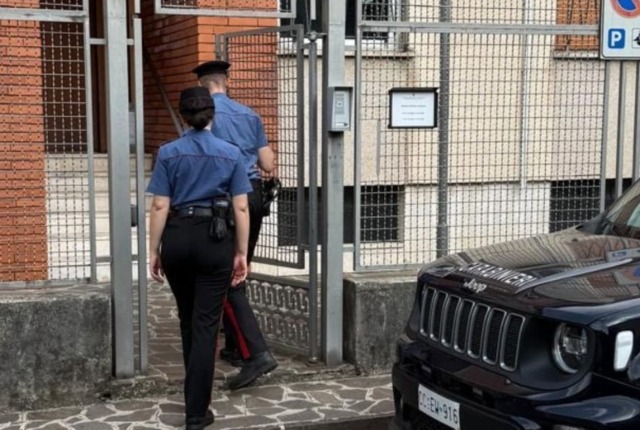 Pontida, viola la detenzione domiciliare e aggredisce i carabinieri: 46enne torna in carcere