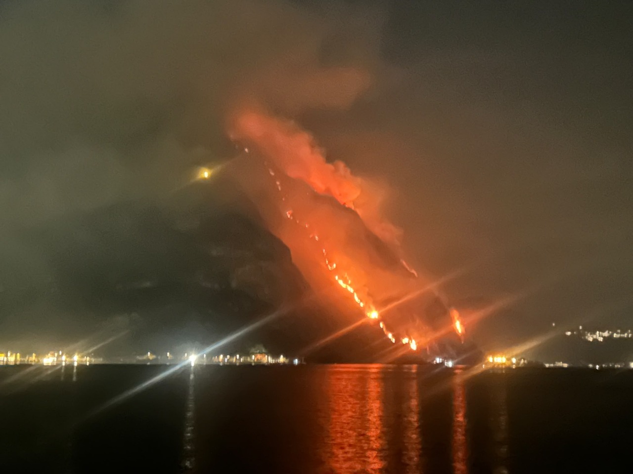 Meteo, caldo africano senza tregua: ancora temperature roventi in provincia di Lecco. Sul Moregallo attenzione per l’incendio