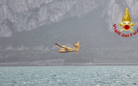 Incendio sul Moregallo, la battaglia continua: due focolai ancora attivi sopra Sambrosera