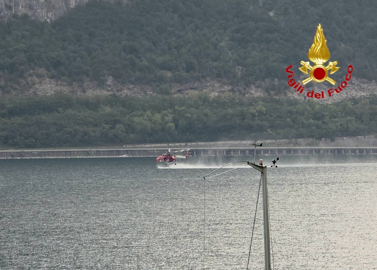 Incendio Moregallo, ancora in azione Canadair ed elicotteri: resta chiusa la SP583