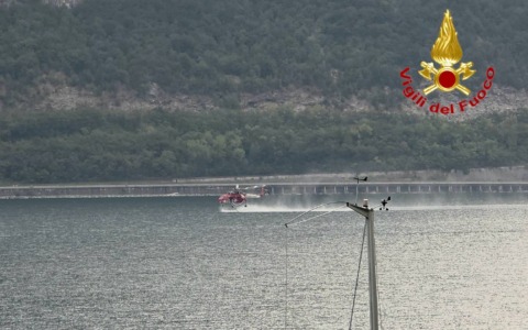 Incendio Moregallo, ancora in azione Canadair ed elicotteri: resta chiusa la SP583
