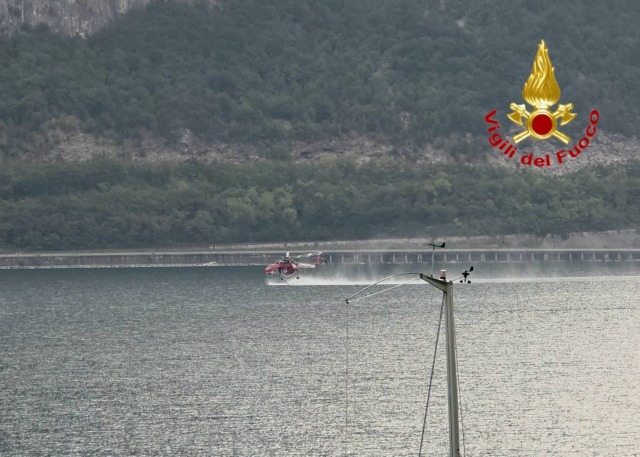 Incendio Moregallo, ancora in azione Canadair ed elicotteri: resta chiusa la SP583