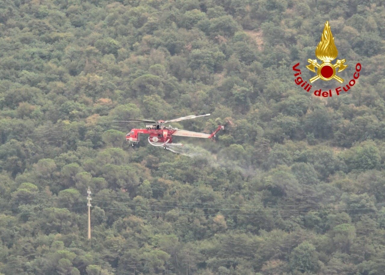 Incendio sul Moregallo: ancora focolai, elicottero in azione