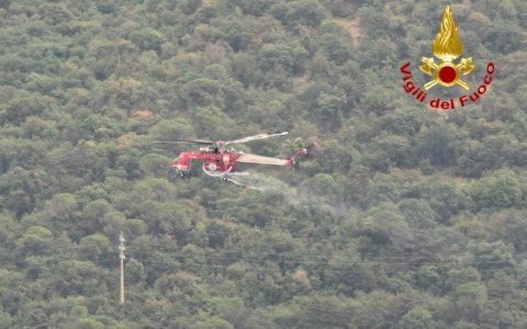 Incendio sul Moregallo: ancora focolai, elicottero in azione