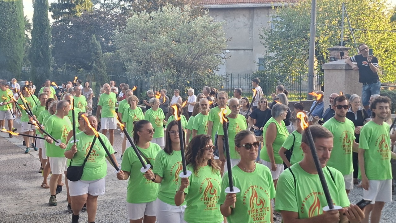 La Fiaccolata degli Oratori di Casatenovo 2026 lancia un messaggio di pace TUTTE LE FOTO