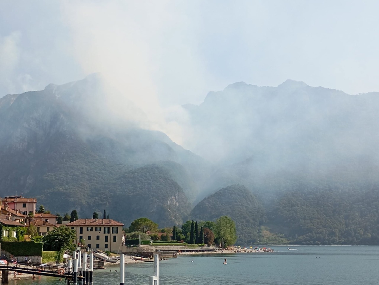 Terzo giorno di operazioni per spegnere l’incendio sul Moregallo