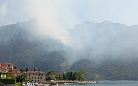 Terzo giorno di operazioni per spegnere l’incendio sul Moregallo