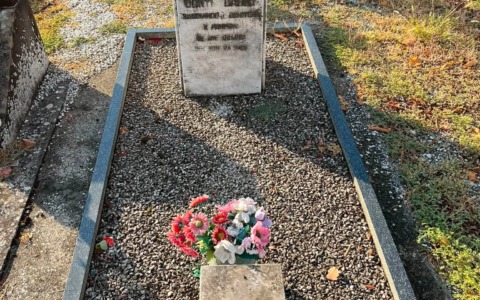 Da 80 anni uno sconosciuto cura la tomba di suo zio: “Vorrei incontrarlo e ringraziarlo”