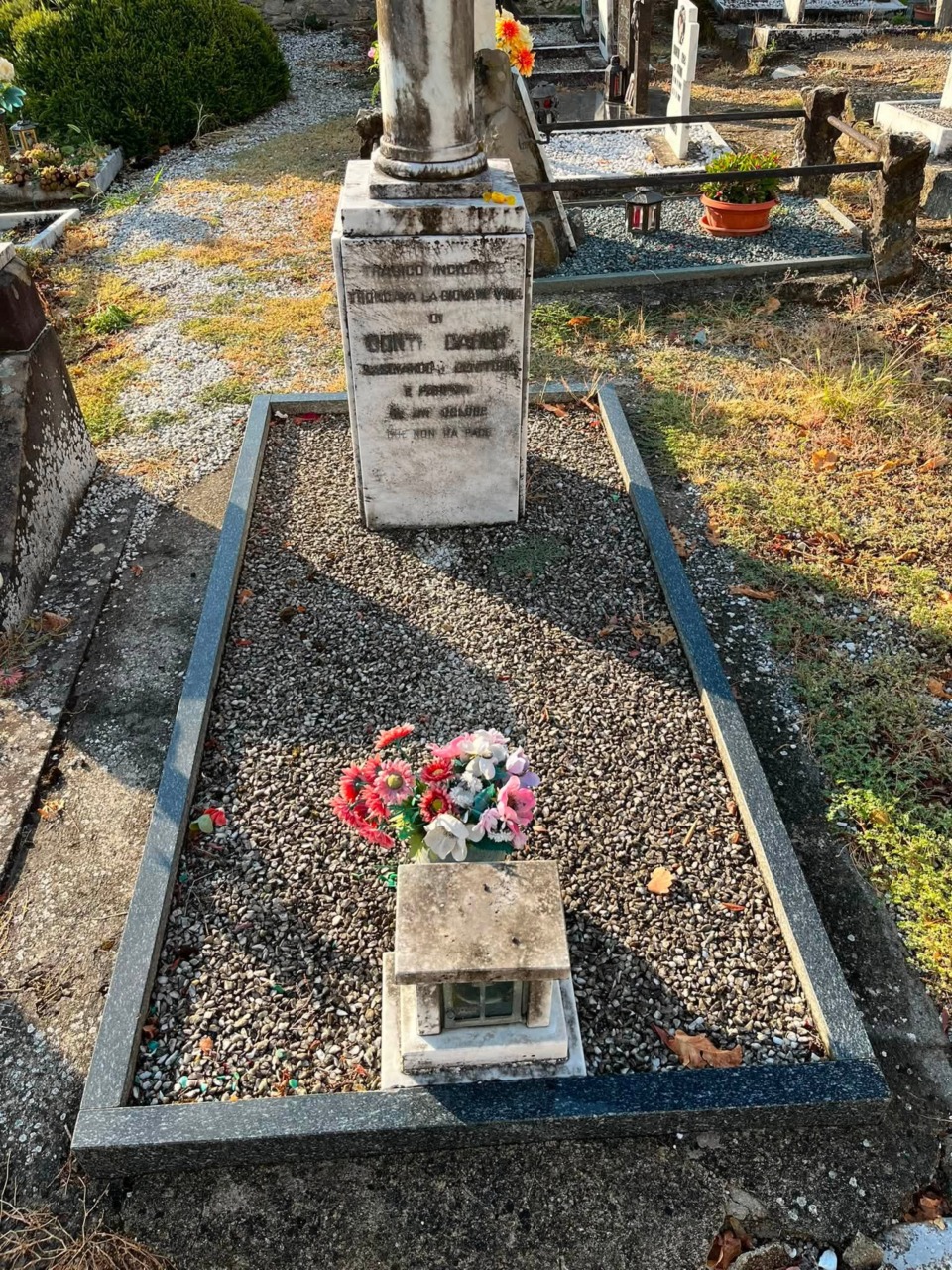 Da 80 anni uno sconosciuto cura la tomba di suo zio: “Vorrei incontrarlo e ringraziarlo”