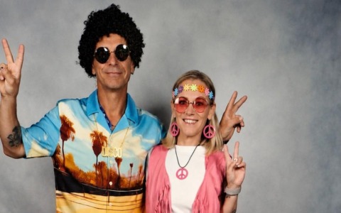 Si sposano per finta in crociera vestiti da hippy, a celebrare è il sindaco di Osnago