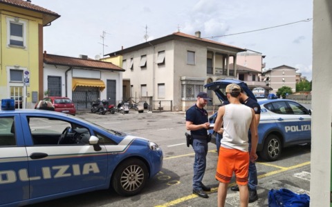 Controlli in stazione: minorenne trovato con hashish e 19enne denunciato per porto ingiustificato di armi