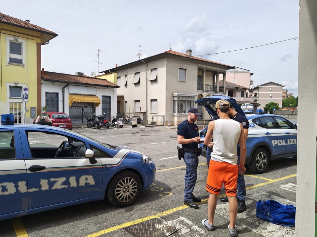 Controlli in stazione: minorenne trovato con hashish e 19enne denunciato per porto ingiustificato di armi