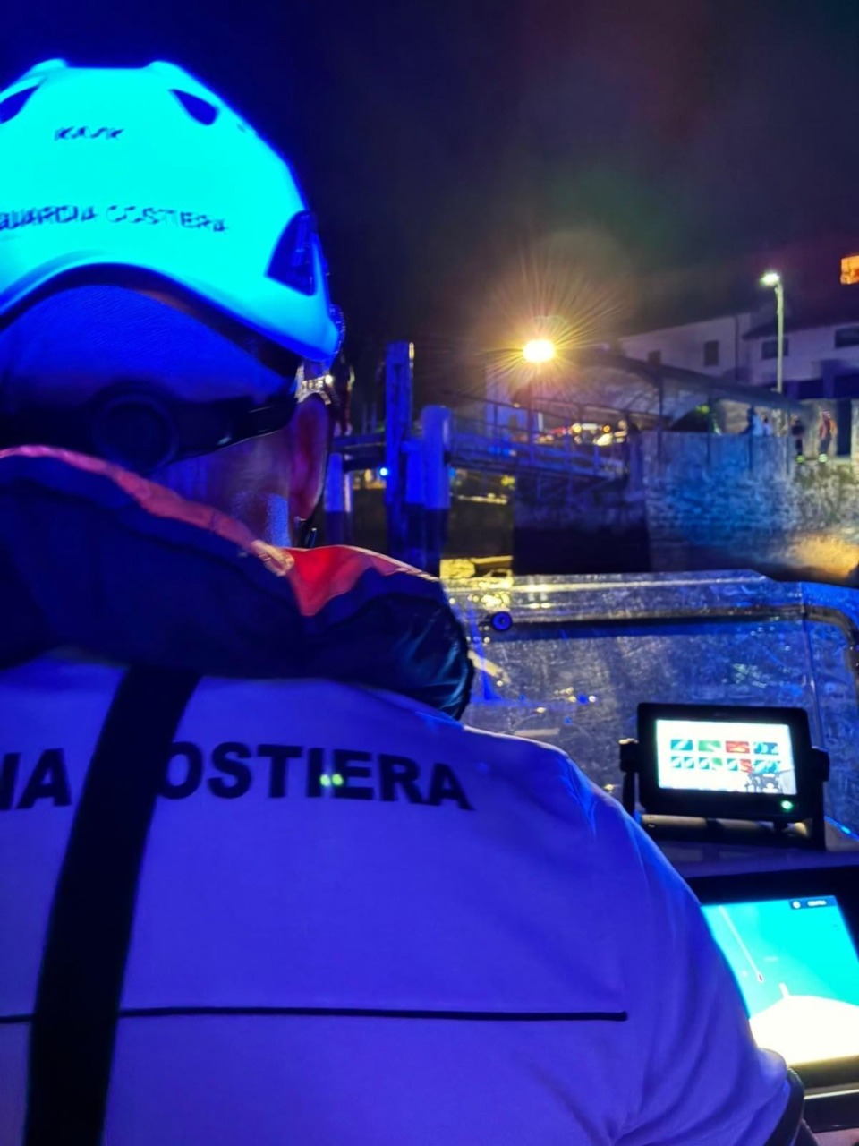 Lago di Como, 22enne si tuffa dal pontile e scompare: ritrovato senza vita all’alba