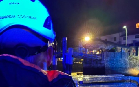 Lago di Como, 22enne si tuffa dal pontile e scompare: ritrovato senza vita all’alba