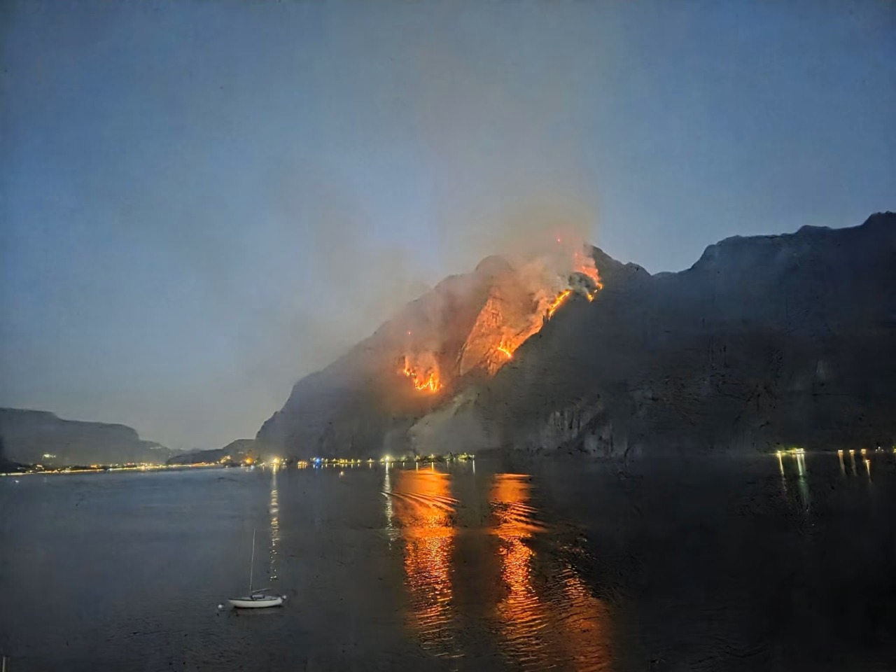Incendio sul Moregallo, montagna ancora in fiamme