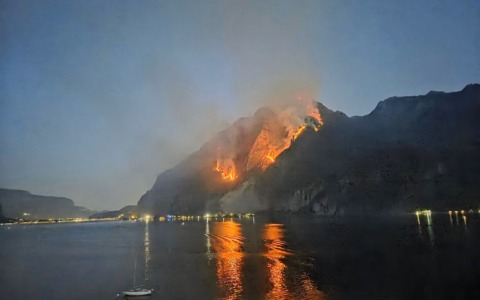 Incendio sul Moregallo, montagna ancora in fiamme