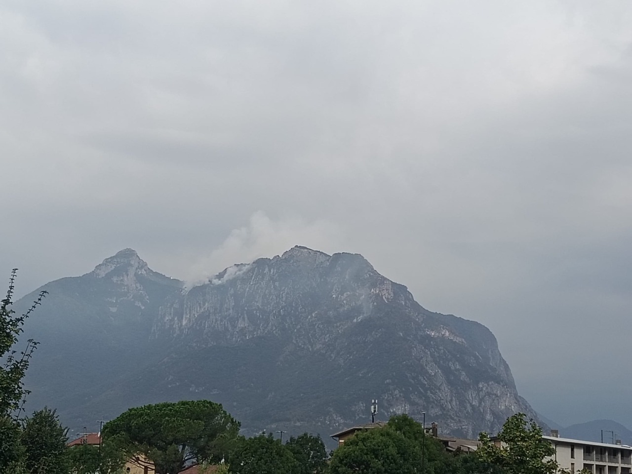 Incendio Valmadrera, ancora in azione l’elicottero: migliorano le condizioni, ma resta alta l’attenzione
