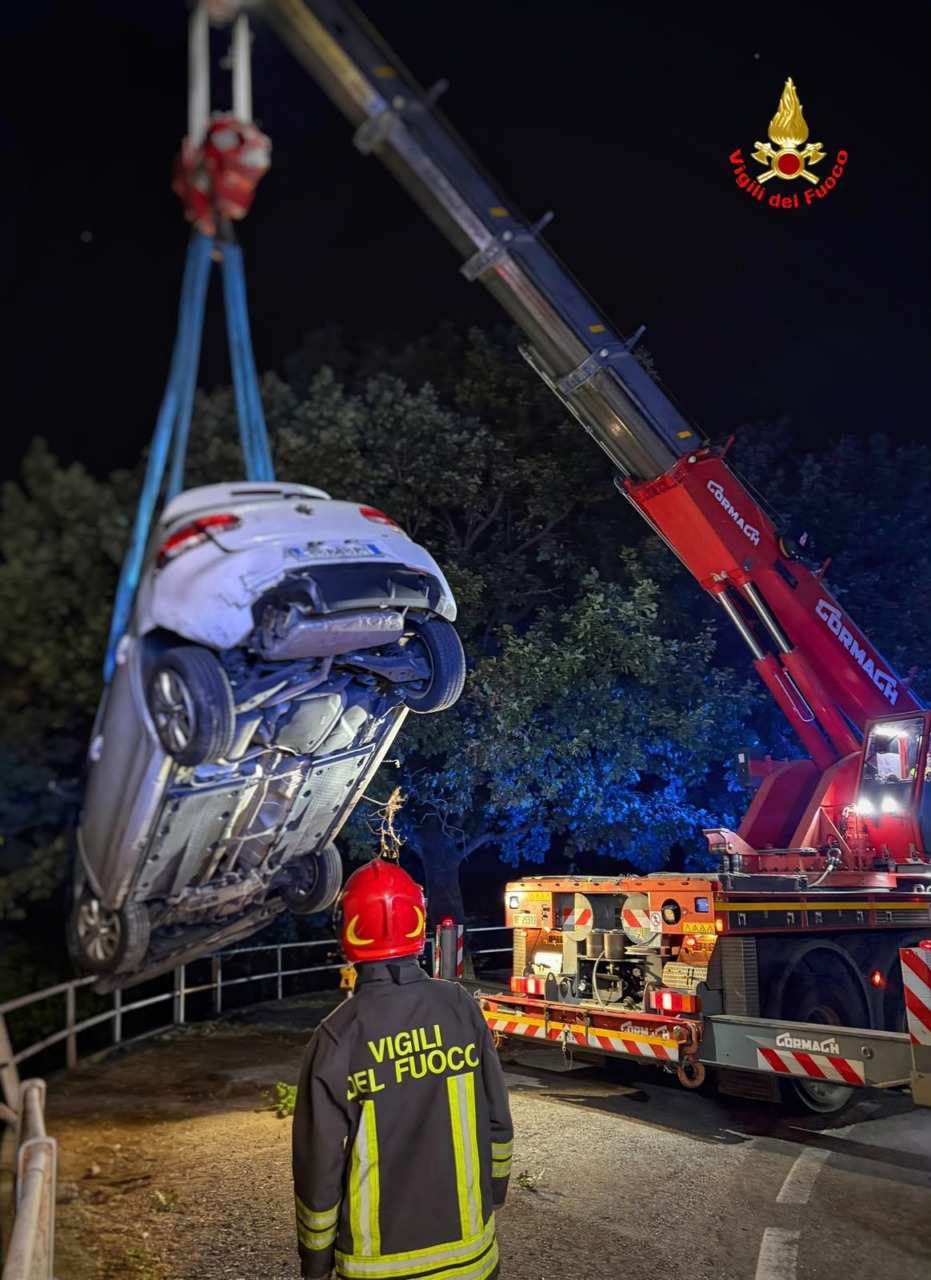 Auto finisce fuori strada: intervento dei Vigili del fuoco, salvo l’automobilista