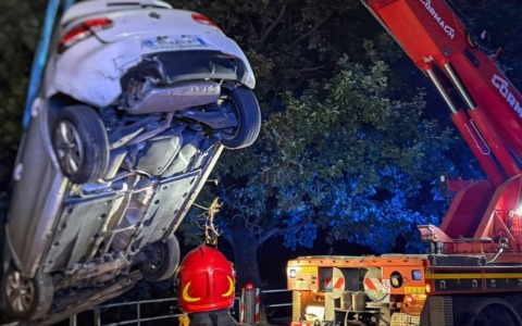 Auto finisce fuori strada: intervento dei Vigili del fuoco, salvo l’automobilista
