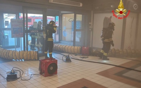 Incendio all’Iperal di viale Montegrappa a Lecco: evacuate più di cento persone