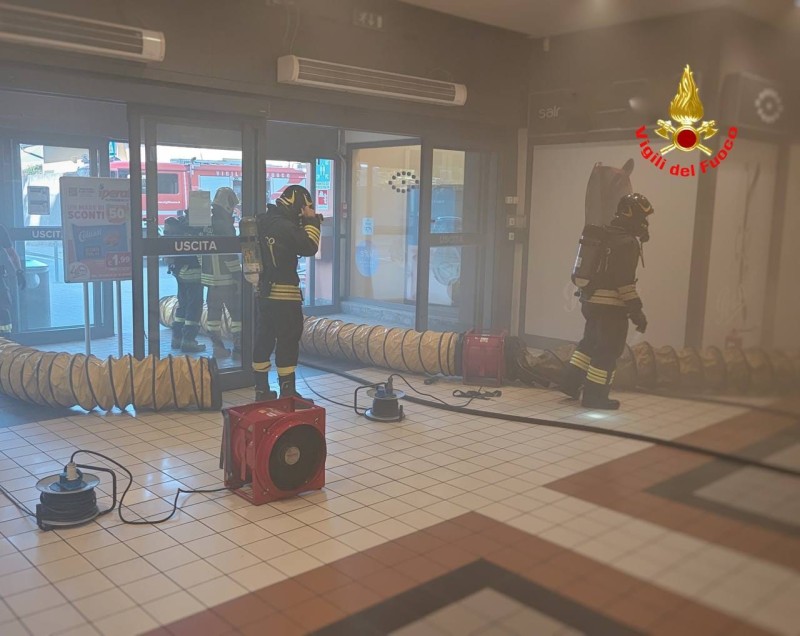 Incendio all’Iperal di viale Montegrappa a Lecco: evacuate più di cento persone