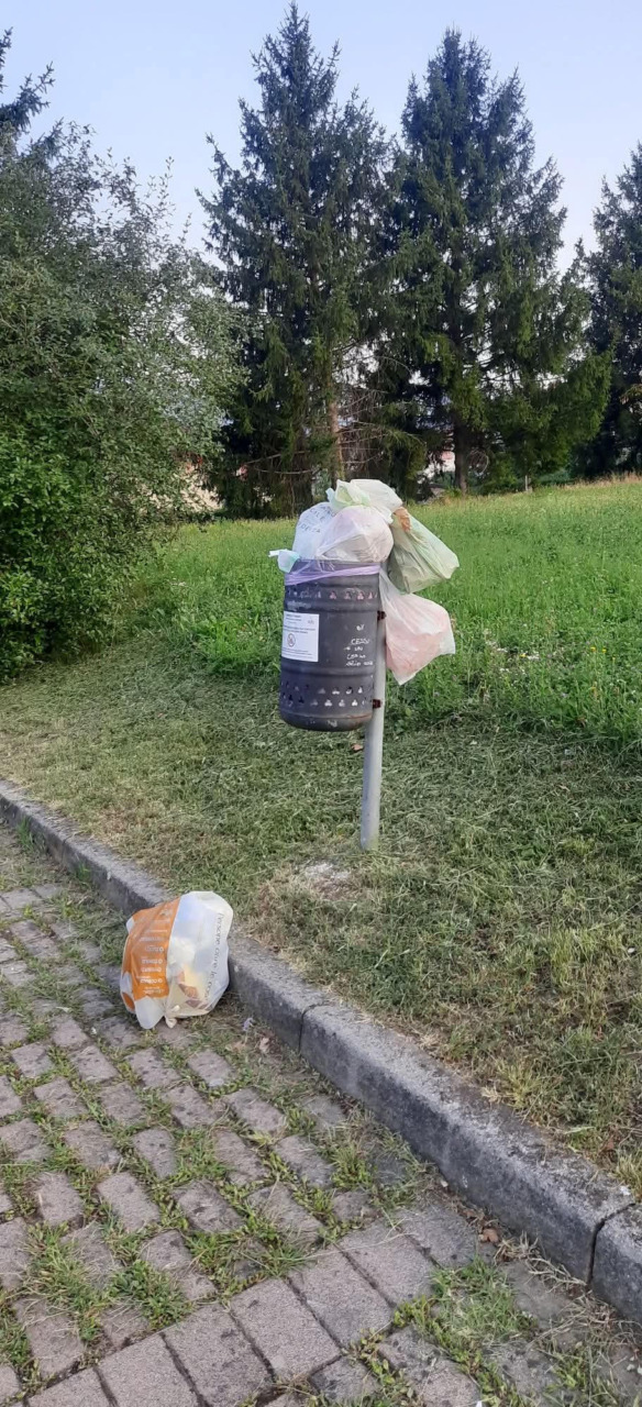 Brivio, rifiuti abbandonati accanto al cestino del parcheggio del cimitero: “Il problema si ripete ogni due giorni”