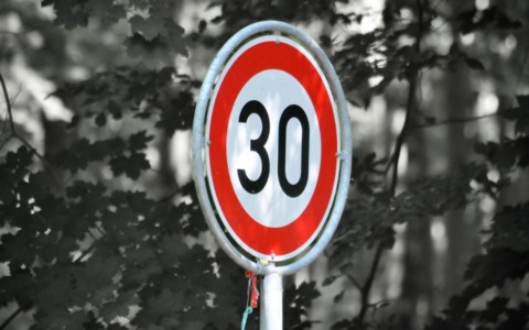 Verderio, stretta sulla viabilità: stop ai camion di notte e limite di 30 km/h in centro