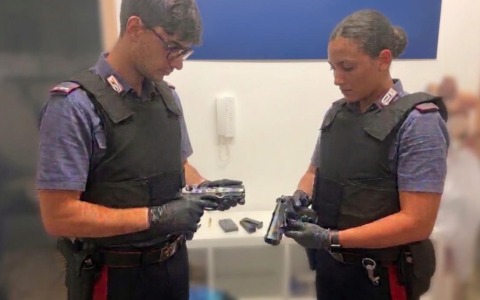 Lite per strada, minaccia due persone con una pistola: ne trovano altre due in casa