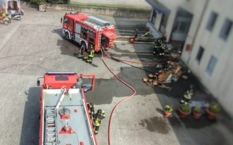 Incendio in un capannone a Nibionno, mobilitati i Vigili del fuoco