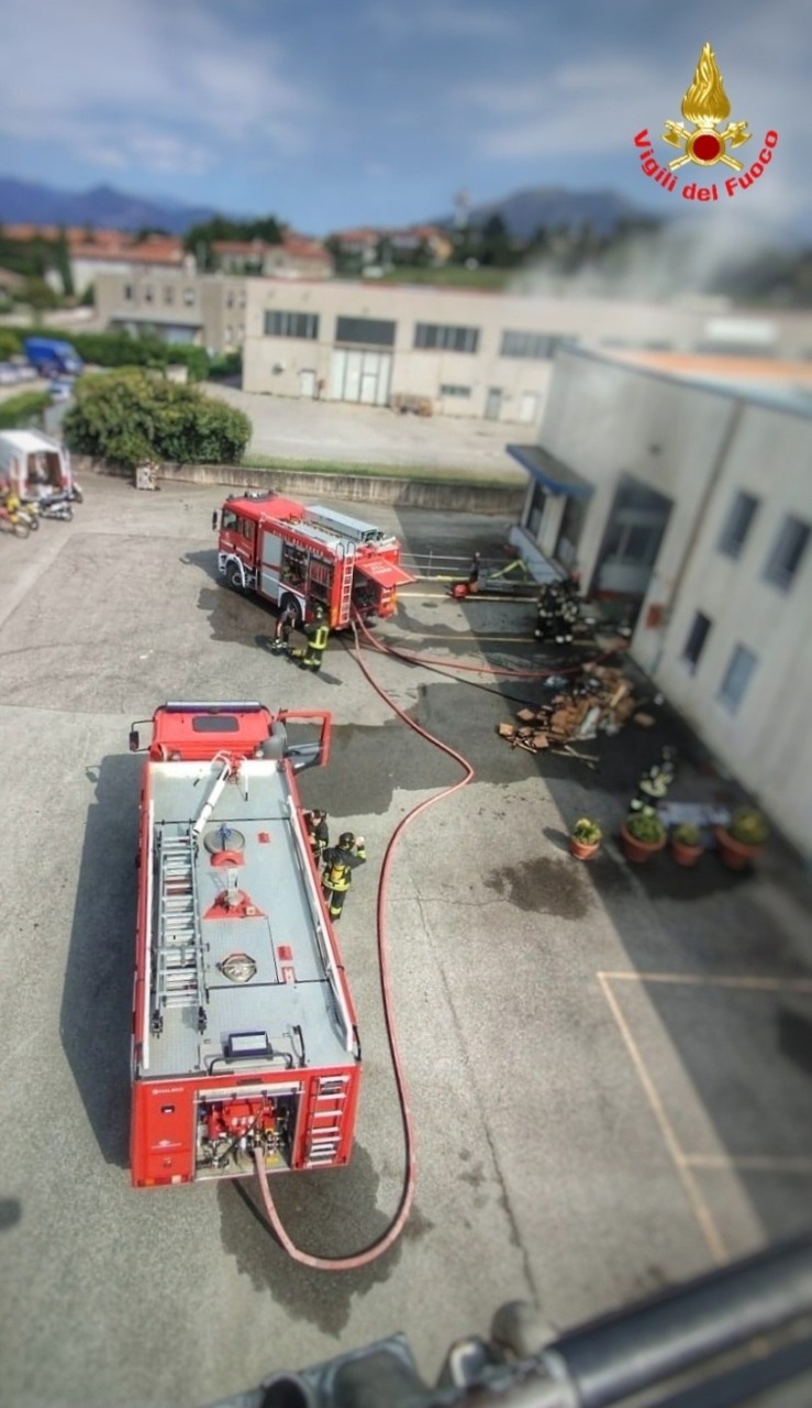 Incendio in un capannone a Nibionno, mobilitati i Vigili del fuoco