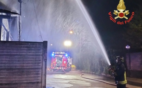 Fiamme nella notte a Calolziocorte: incendio in un’abitazione