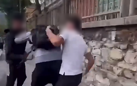 Studente picchiato fuori da scuola a Lecco, il provveditore: “Voglio incontrare il ragazzo”