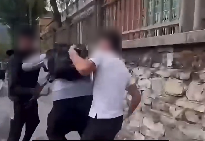 Studente picchiato fuori da scuola a Lecco, il provveditore: “Voglio incontrare il ragazzo”