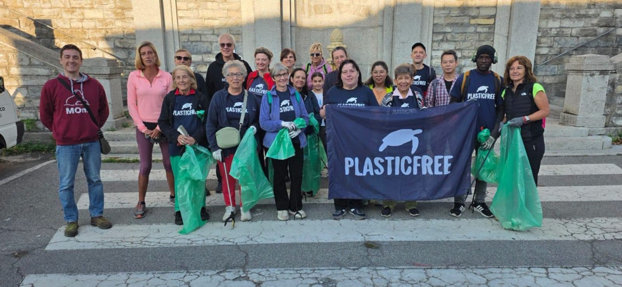 Bottiglie di birra, mozziconi e pure scarpe usate: Plastic Free raccoglie 250 kg di rifiuti