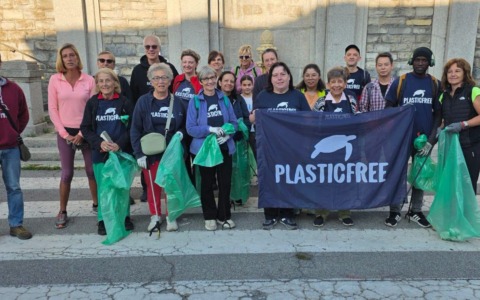 Bottiglie di birra, mozziconi e pure scarpe usate: Plastic Free raccoglie 250 kg di rifiuti