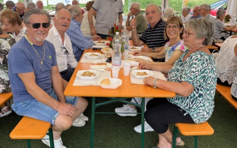 Convivialità, musica folcloristica e buon cibo al pranzo per gli over 70