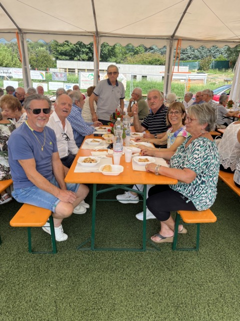 Convivialità, musica folcloristica e buon cibo al pranzo per gli over 70