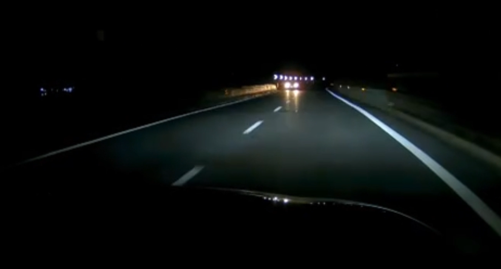 Auto contromano all’imbocco del tunnel sulla Statale 36