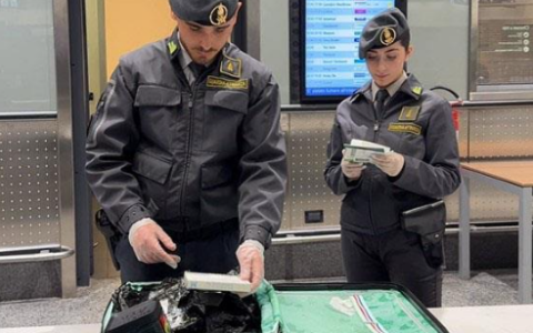 Fermato a Malpensa con l’hashish nel bagaglio: così la droga dalla Spagna arrivava a Lecco e Bergamo