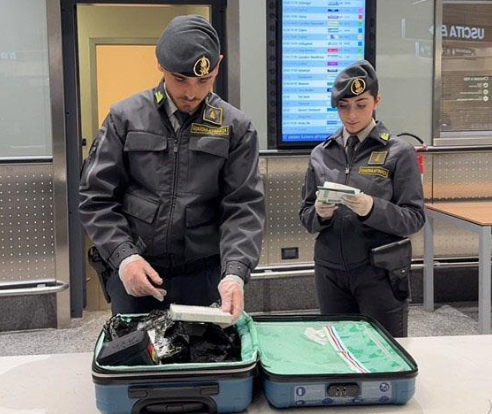 Fermato a Malpensa con l’hashish nel bagaglio: così la droga dalla Spagna arrivava a Lecco e Bergamo