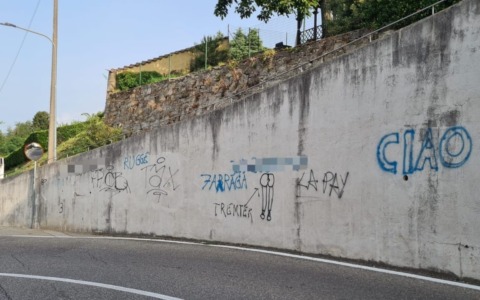 Scritte oscene sui muri, la sindaca ai responsabili: “Fatevi avanti”