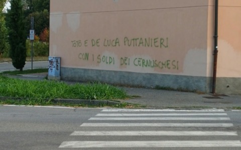 Scritta ingiuriosa contro sindaco e assessore sul muro del cimitero