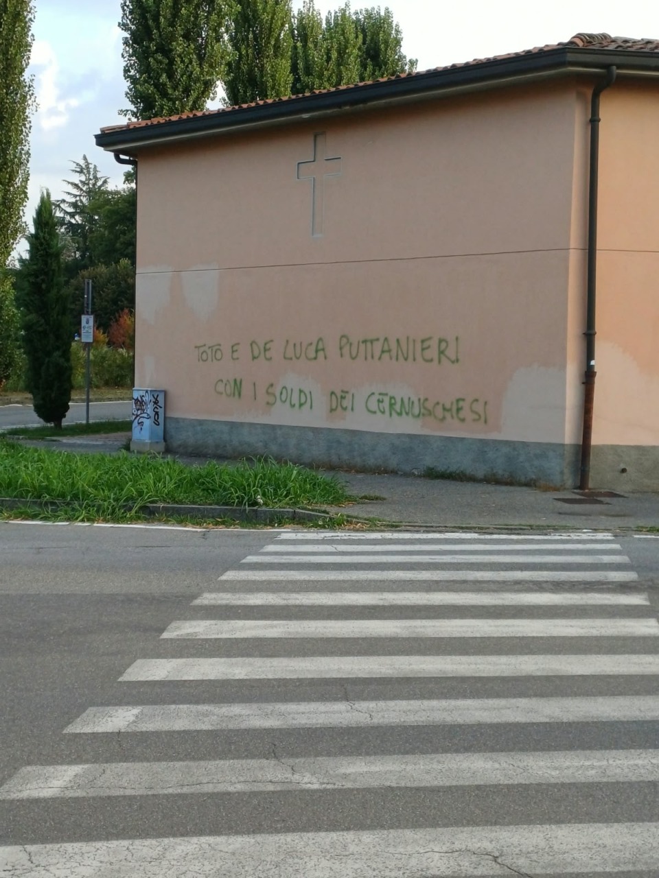 Scritta ingiuriosa contro sindaco e assessore sul muro del cimitero