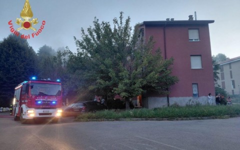 Aggredisce l’ex e il suo attuale compagno e dà fuoco al loro appartamento