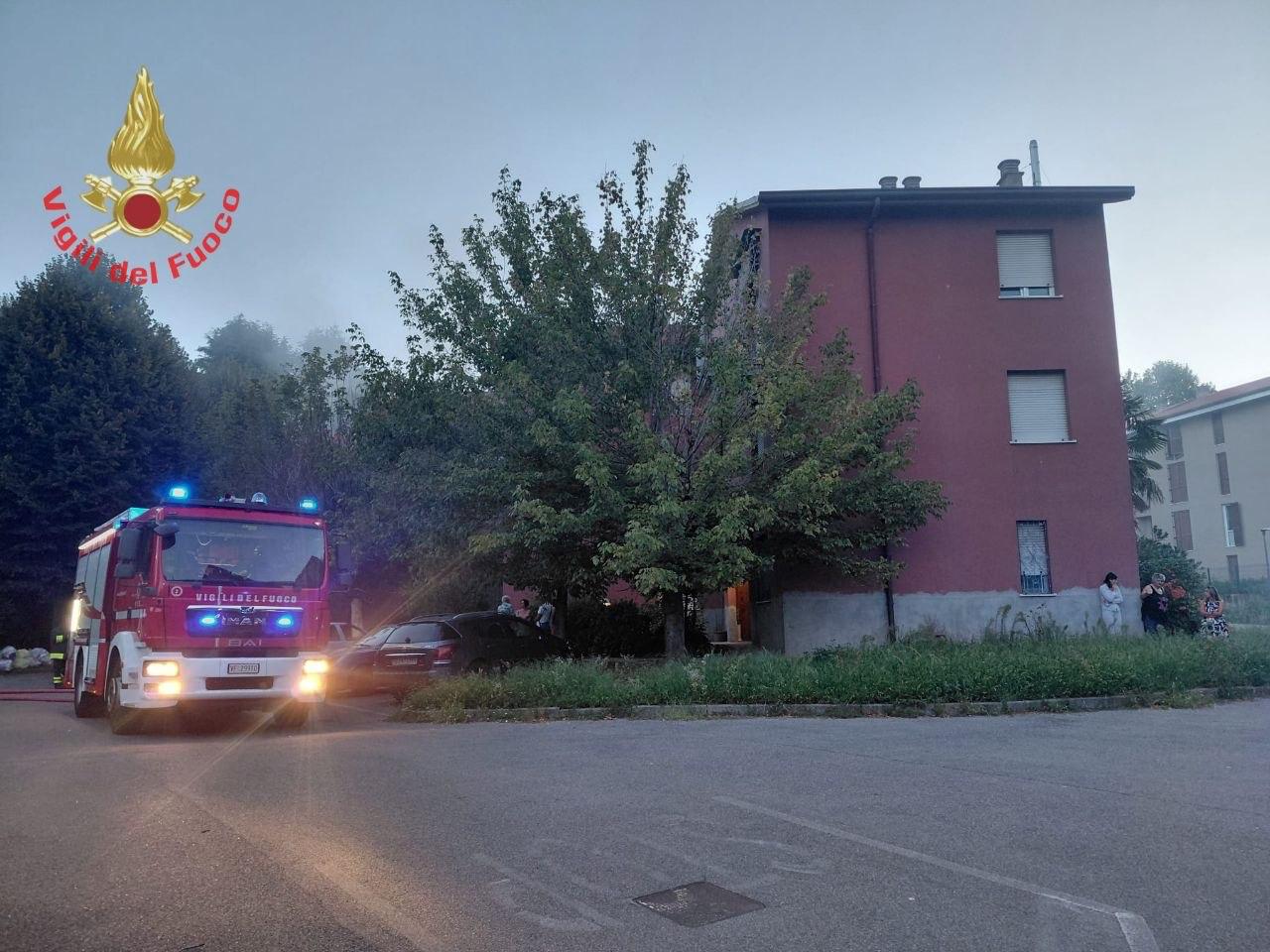 Aggredisce l’ex e il suo attuale compagno e dà fuoco al loro appartamento
