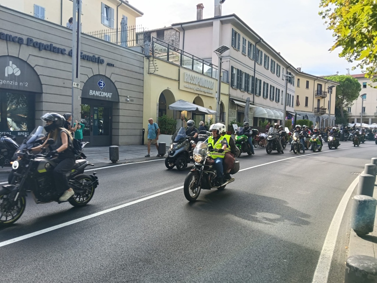 La parata di Moto Guzzi passa sul Lungolago per il 105esimo anniversario del marchio