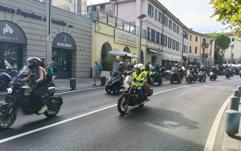 La parata di Moto Guzzi passa sul Lungolago per il 105esimo anniversario del marchio