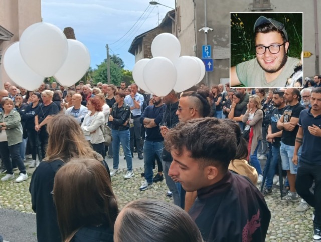 Folla immensa al funerale di Matteo Mamone, morto nell’incidente di sabato sera