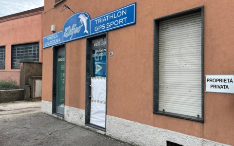 Spaccata nel negozio di articoli sportivi, ladri in fuga nella notte