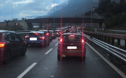 Statale 36 da incubo tra code e deviazioni
